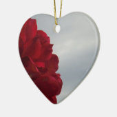 Rode rozen tegen een heldere blauwe hemel keramisch ornament (Links)