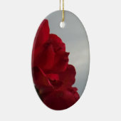 Rode rozen tegen een heldere blauwe hemel keramisch ornament (Rechts)