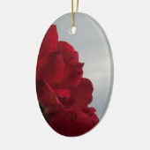 Rode rozen tegen een heldere blauwe hemel keramisch ornament (Links)