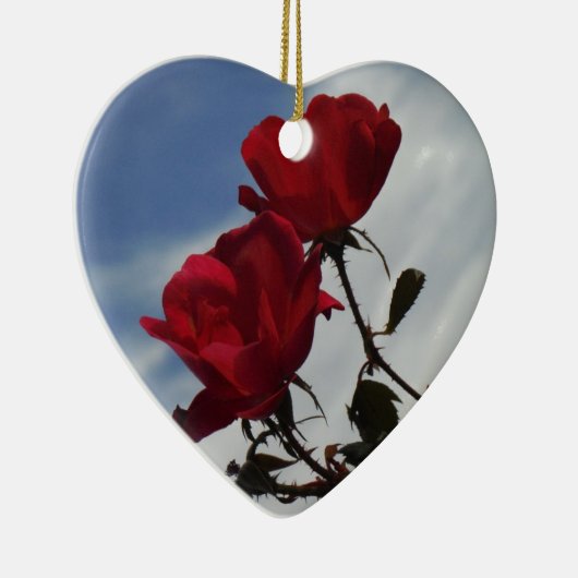 Rode rozen tegen een heldere blauwe hemel keramisch ornament (Rechts)