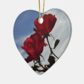 Rode rozen tegen een heldere blauwe hemel keramisch ornament (Links)