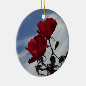 Rode rozen tegen een heldere blauwe hemel keramisch ornament (Rechts)
