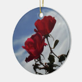 Rode rozen tegen een heldere blauwe hemel keramisch ornament (Links)