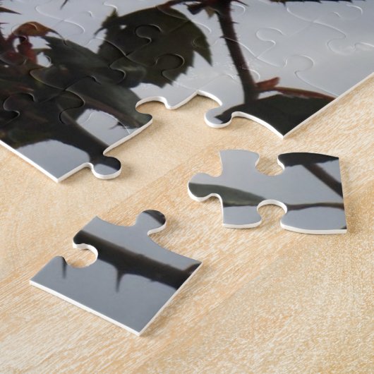 Rode rozen tegen een heldere blauwe hemel legpuzzel (Zijkant)