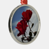 Rode rozen tegen een heldere blauwe hemel metalen ornament (Rechts)