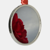 Rode rozen tegen een heldere blauwe hemel metalen ornament (Rechts)