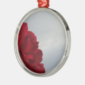 Rode rozen tegen een heldere blauwe hemel metalen ornament (Links)