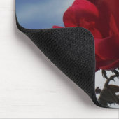 Rode rozen tegen een heldere blauwe hemel muismat (Hoek)