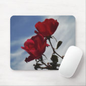 Rode rozen tegen een heldere blauwe hemel muismat (Met muis)