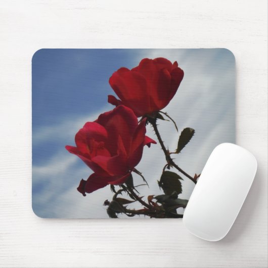 Rode rozen tegen een heldere blauwe hemel muismat (Met muis)