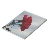 Rode rozen tegen een heldere blauwe hemel notitieblok (Linkerzijde)