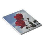 Rode rozen tegen een heldere blauwe hemel notitieblok (Schuin)