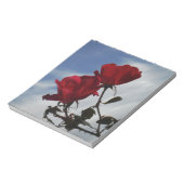 Rode rozen tegen een heldere blauwe hemel notitieblok (Linkerzijde)