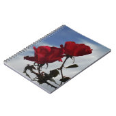 Rode rozen tegen een heldere blauwe hemel notitieboek (Linkerzijde)