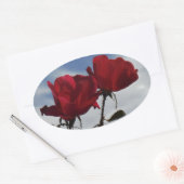 Rode rozen tegen een heldere blauwe hemel ovale sticker (Envelop)