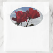 Rode rozen tegen een heldere blauwe hemel ovale sticker (Tas)