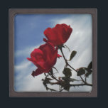 Rode rozen tegen een heldere blauwe hemel premium cadeau doosje<br><div class="desc">Red Roses Against a Bright Blue Sky Foto van Sandy Closs,  genomen op Lake Arrowiad. "rode rozen""rode rozen""roze rozen""roze rozen""bruiloften""liefdescadeau""rode bloemen""rode bloemen""rode roze" rode blauwe rozen rozen "geschenken met rozen"</div>