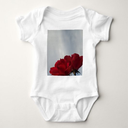 Rode rozen tegen een heldere blauwe hemel romper (Voorkant)