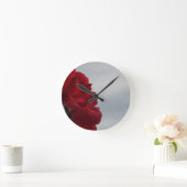 Rode rozen tegen een heldere blauwe hemel ronde klok (Huis)