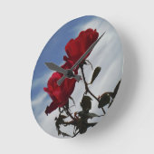 Rode rozen tegen een heldere blauwe hemel ronde klok (Hoek)