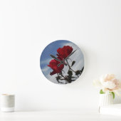 Rode rozen tegen een heldere blauwe hemel ronde klok (Huis)