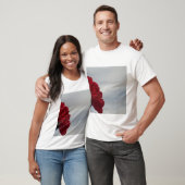 Rode rozen tegen een heldere blauwe hemel t-shirt (Unisex)