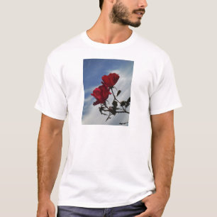 Rode rozen tegen een heldere blauwe hemel t-shirt