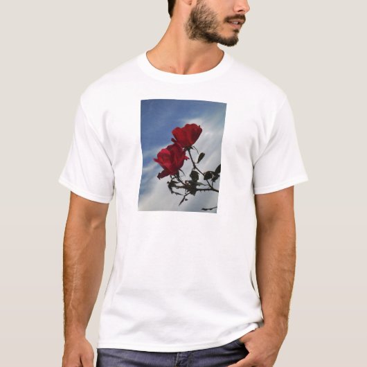 Rode rozen tegen een heldere blauwe hemel t-shirt (Voorkant)