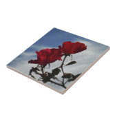 Rode rozen tegen een heldere blauwe hemel tegeltje (Zijkant)