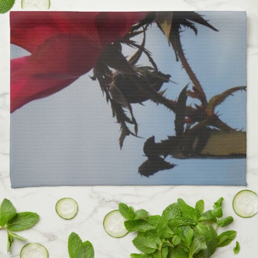 Rode rozen tegen een heldere blauwe hemel theedoek (Gevouwen)