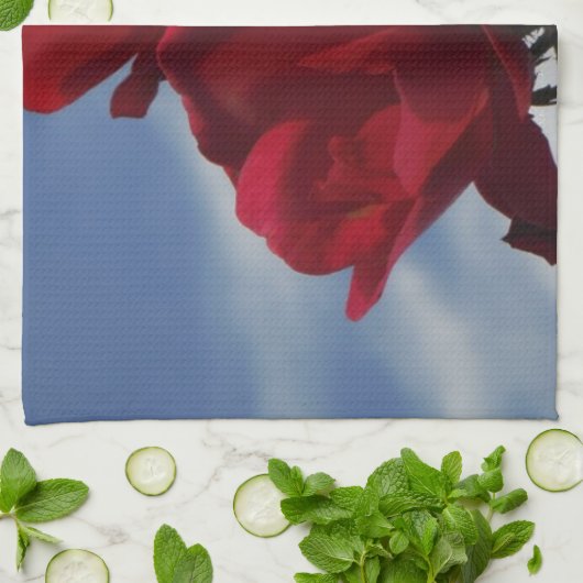 Rode rozen tegen een heldere blauwe hemel theedoek (Gevouwen)