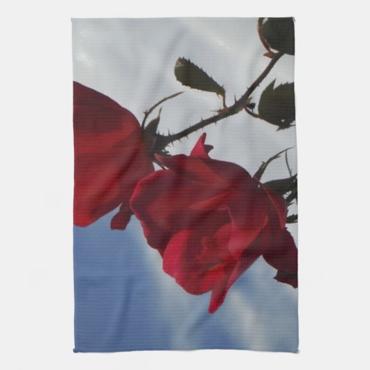 Rode rozen tegen een heldere blauwe hemel theedoek (Verticaal)