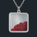 Rode rozen tegen een heldere blauwe hemel zilver vergulden ketting<br><div class="desc">Red Roses Against a Bright Blue Sky Foto van Sandy Closs,  genomen op Lake Arrowiad. "rode rozen""rode rozen""roze rozen""roze rozen""bruiloften""liefdescadeau""rode bloemen""rode bloemen""rode roze" rode blauwe rozen rozen "geschenken met rozen"</div>