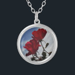 Rode rozen tegen een heldere blauwe hemel zilver vergulden ketting<br><div class="desc">Red Roses Against a Bright Blue Sky Foto van Sandy Closs,  genomen op Lake Arrowiad. "rode rozen""rode rozen""roze rozen""roze rozen""bruiloften""liefdescadeau""rode bloemen""rode bloemen""rode roze" rode blauwe rozen rozen "geschenken met rozen"</div>