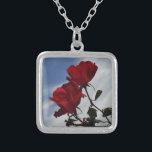 Rode rozen tegen een heldere blauwe hemel zilver vergulden ketting<br><div class="desc">Red Roses Against a Bright Blue Sky Foto van Sandy Closs,  genomen op Lake Arrowiad. "rode rozen""rode rozen""roze rozen""roze rozen""bruiloften""liefdescadeau""rode bloemen""rode bloemen""rode roze" rode blauwe rozen rozen "geschenken met rozen"</div>
