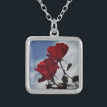 Rode rozen tegen een heldere blauwe hemel zilver vergulden ketting<br><div class="desc">Red Roses Against a Bright Blue Sky Foto van Sandy Closs,  genomen op Lake Arrowiad. "rode rozen""rode rozen""roze rozen""roze rozen""bruiloften""liefdescadeau""rode bloemen""rode bloemen""rode roze" rode blauwe rozen rozen "geschenken met rozen"</div>