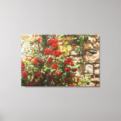 Rode rozen tegen een stenen muur canvas afdruk (Voorkant)