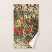 Rode rozen tegen een stenen muur handdoek (Handdoek)