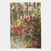 Rode rozen tegen een stenen muur theedoek (Verticaal)