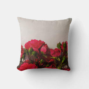Rode rozen verse knoppen die de heldere bloemen bl kussen