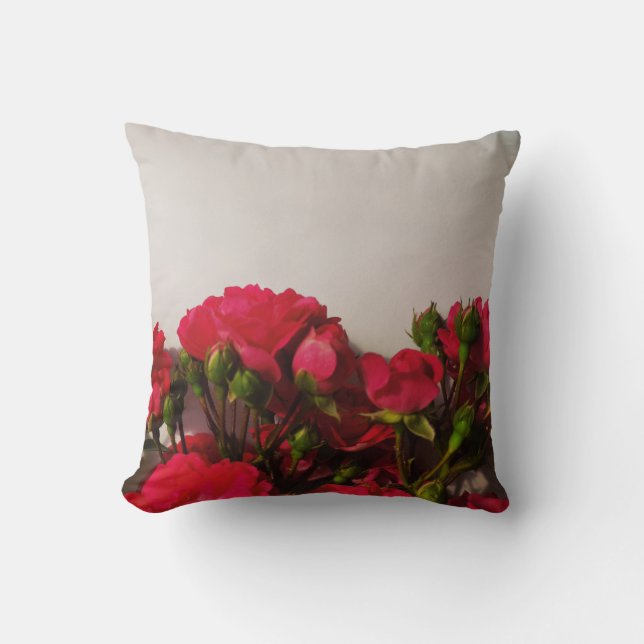 Rode rozen verse knoppen die de heldere bloemen bl kussen (Voorkant)