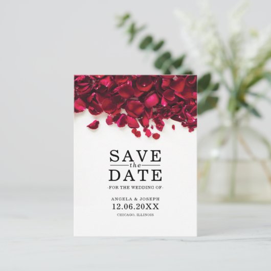 Rode rozenblaadjes bruiloft Save the Date Aankondigingskaart (Staand voorkant)