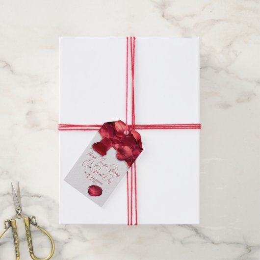 Rode rozenblaadjes cadeaulabel (Met Touw)