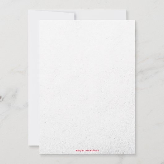 Rode rozenblaadjes en satijnen uitnodiging (Achterkant)