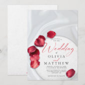 Rode rozenblaadjes en satijnen uitnodiging (Voorkant / Achterkant)
