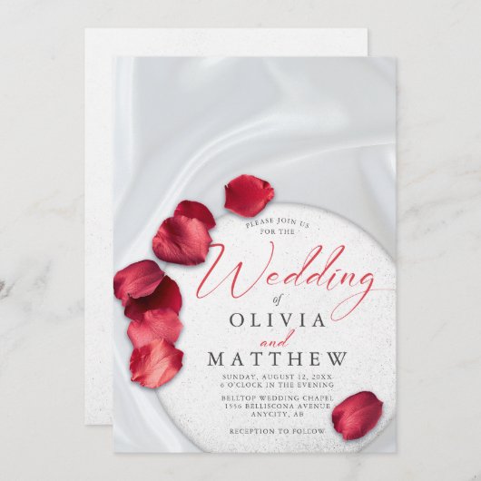 Rode rozenblaadjes en satijnen uitnodiging (Voorkant / Achterkant)