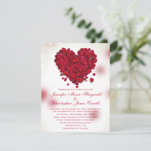 Rode rozenblaadjes liefde hart bruiloft kaart (Staand voorkant)