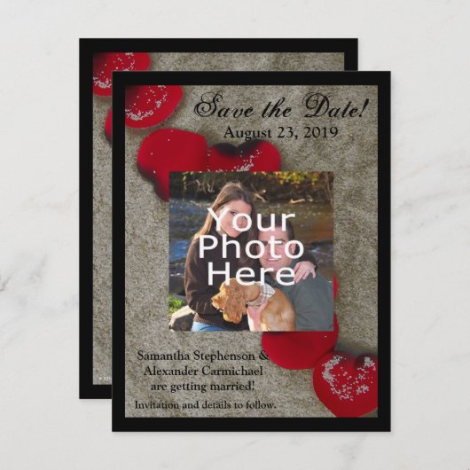 Rode rozenblaadjes op het zandstrand bruiloft save the date (Voorkant / Achterkant)