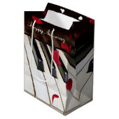 Rode rozenblaadjes op piano medium cadeauzakje (Voorkant Gekanteld)