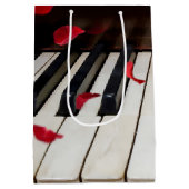 Rode rozenblaadjes op piano medium cadeauzakje (Achterkant)